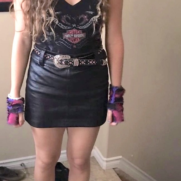 90’s FAUX LEATHER COMFY BLACK BODYCON MINI SKIRT WITH TIE UP BELT - Picture 2 of 6